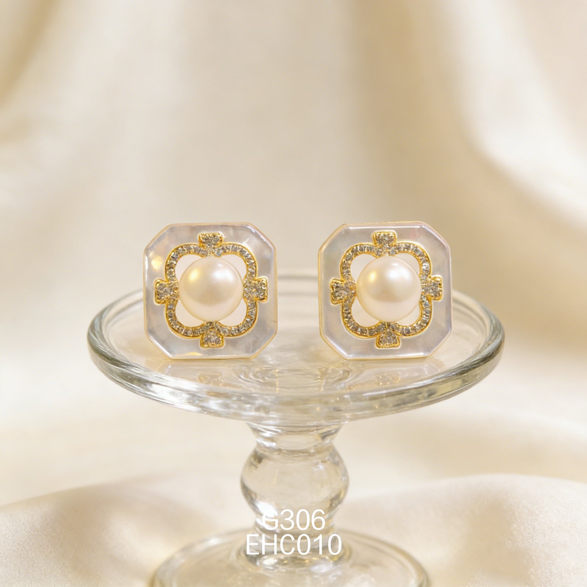 电镀黄金白贝方块珍珠耳环