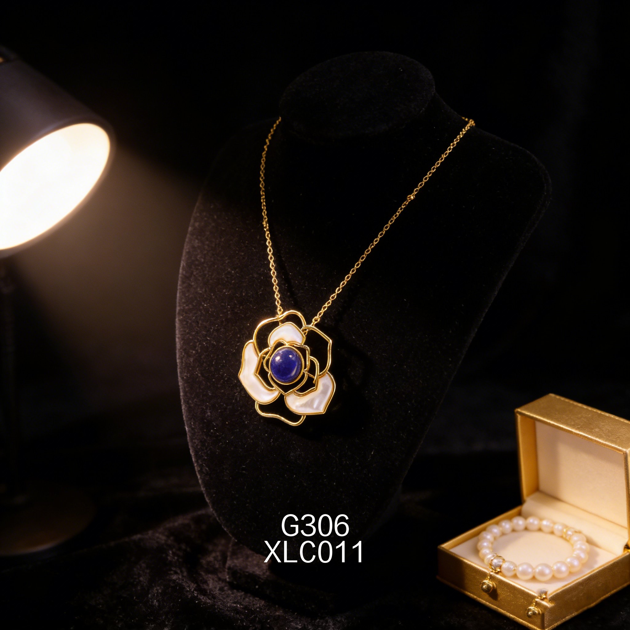 Collana placcata oro stile Francese con Lapislazzuli e Camelia in Madreperla