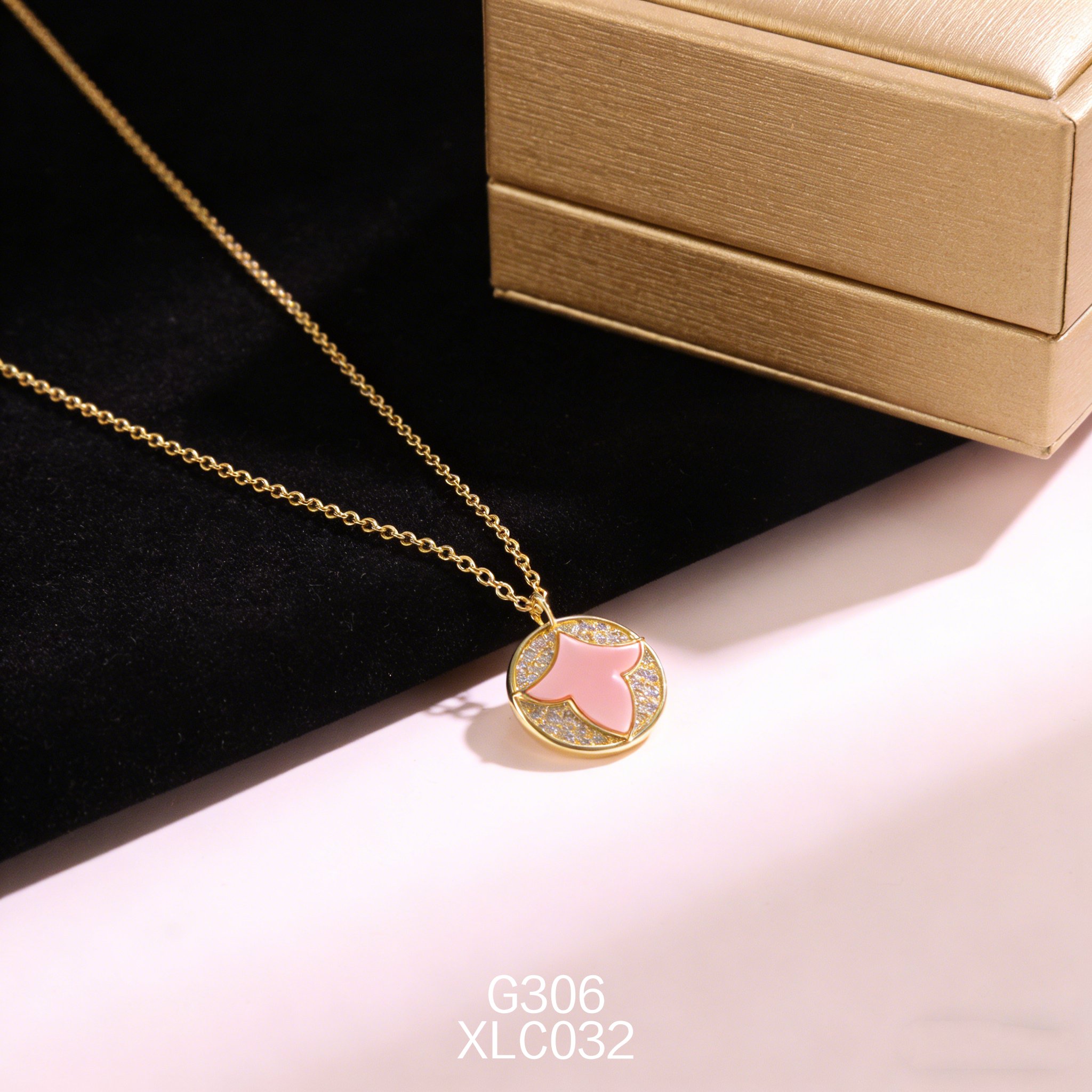 Collana placcata oro con Abalone e Tre Petali in Zirconia