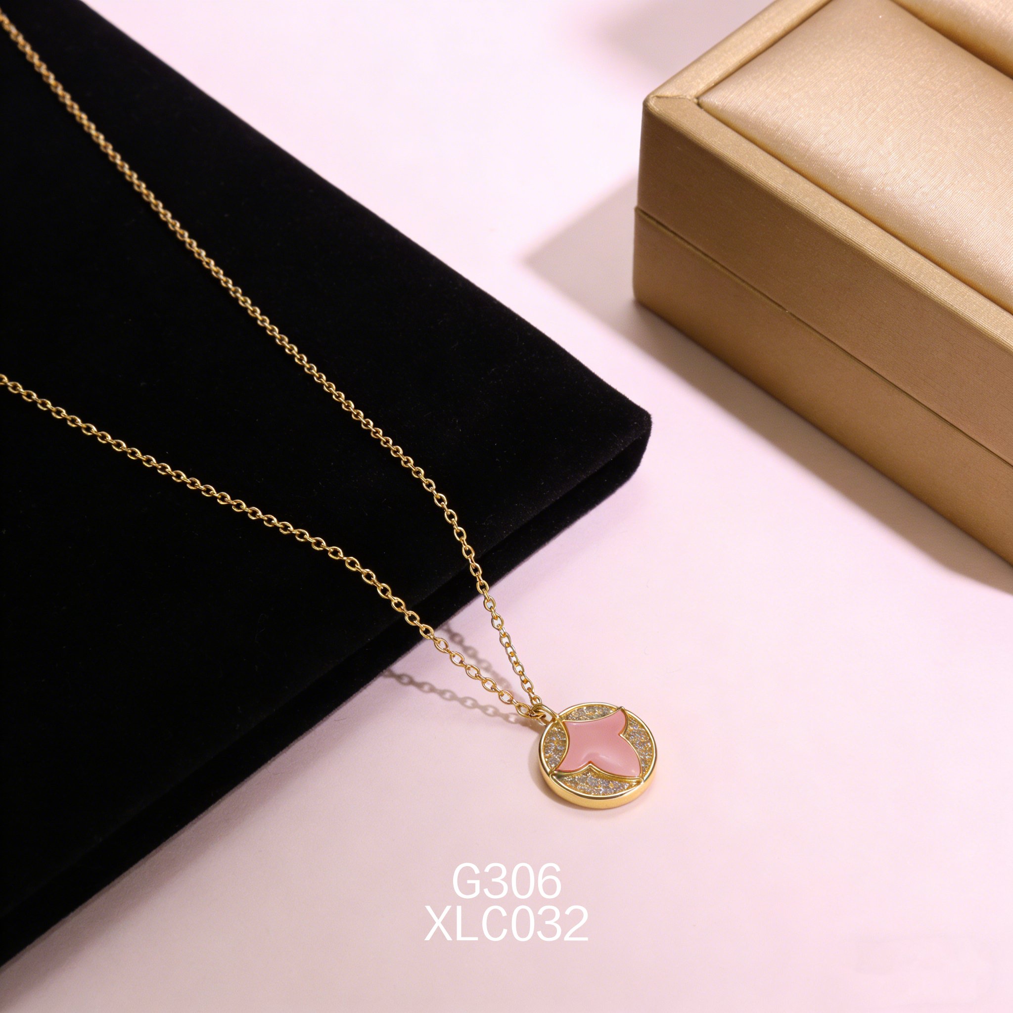 Collana placcata oro con Abalone e Tre Petali in Zirconia