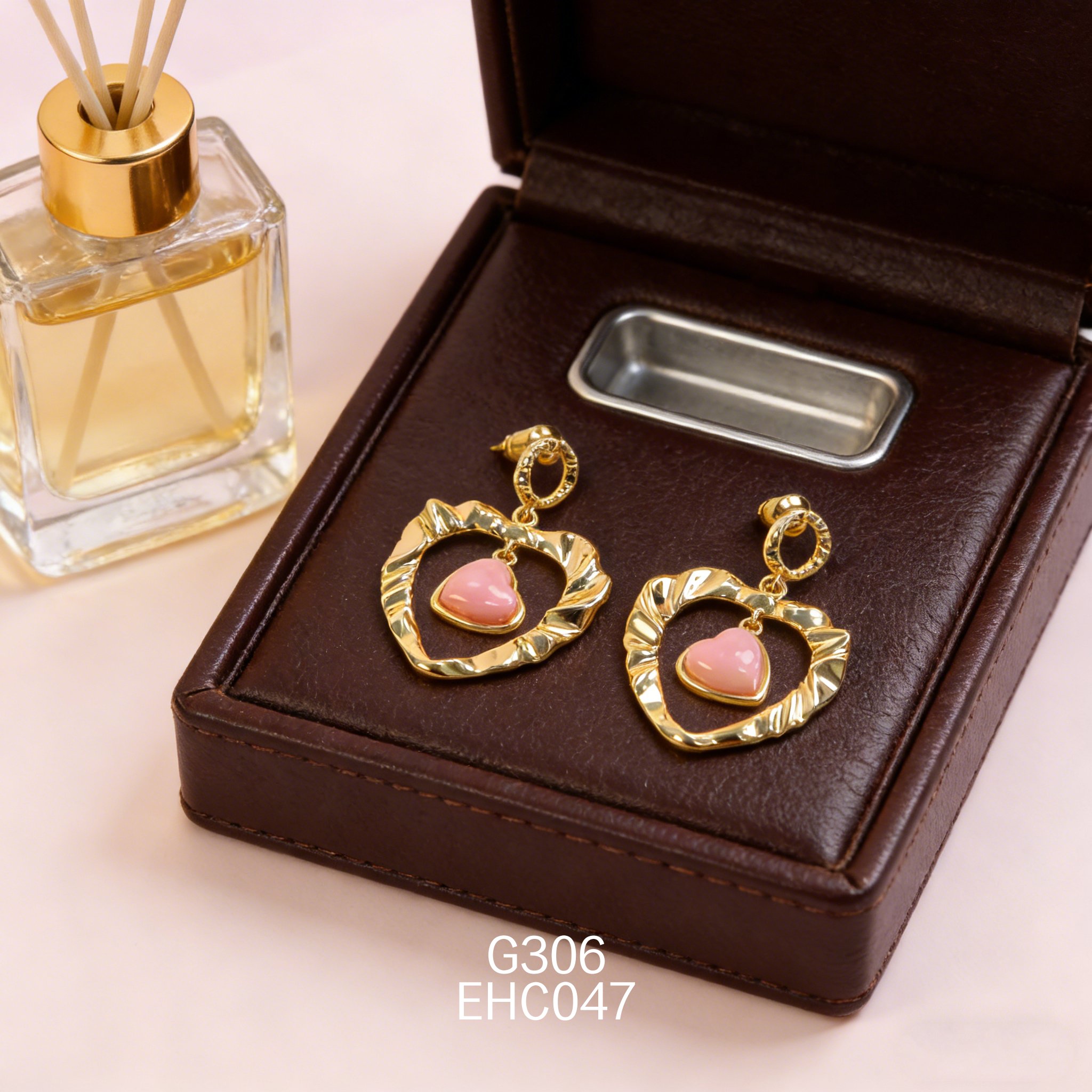 电镀黄金女皇贝耳环