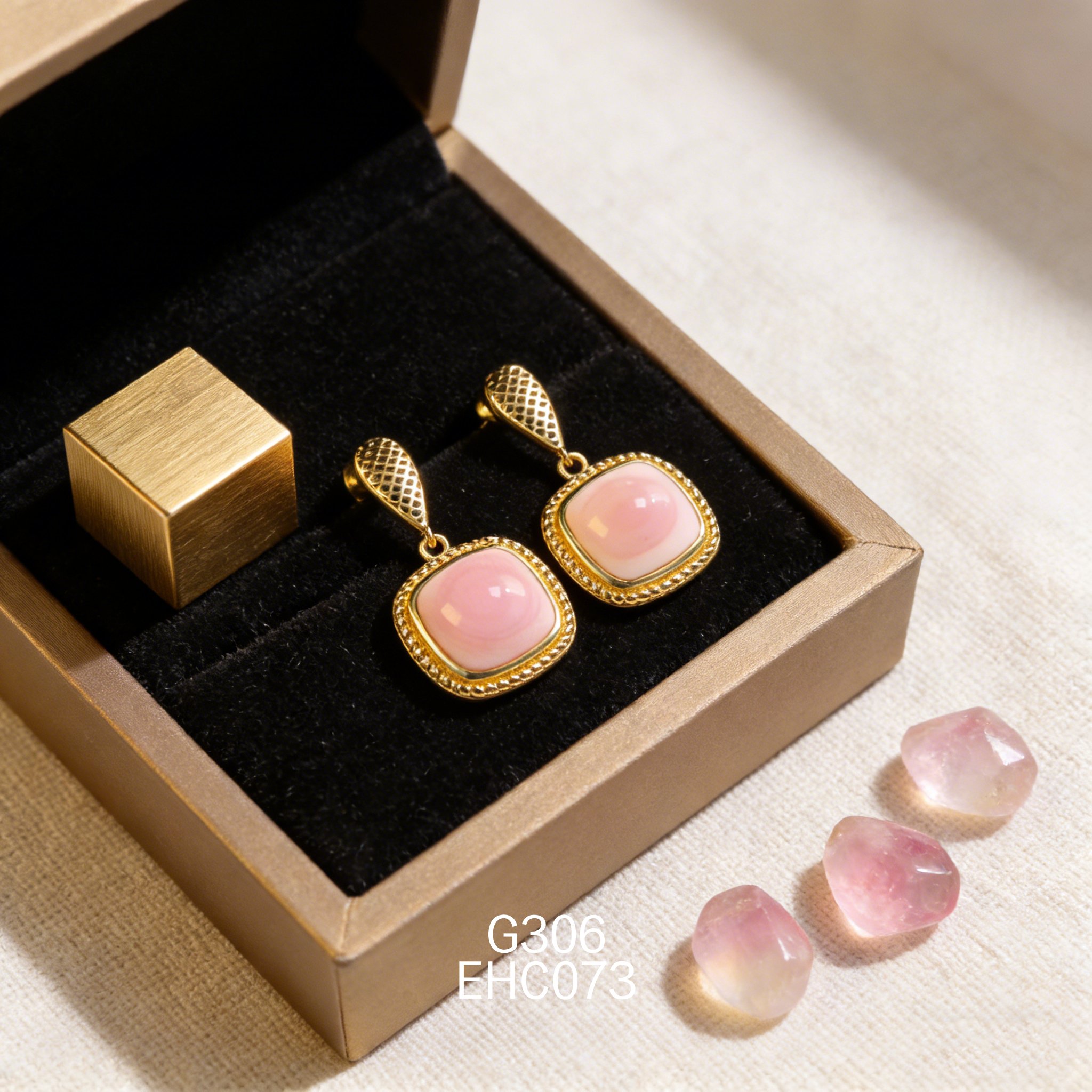 電鍍黃金方形女皇貝耳環