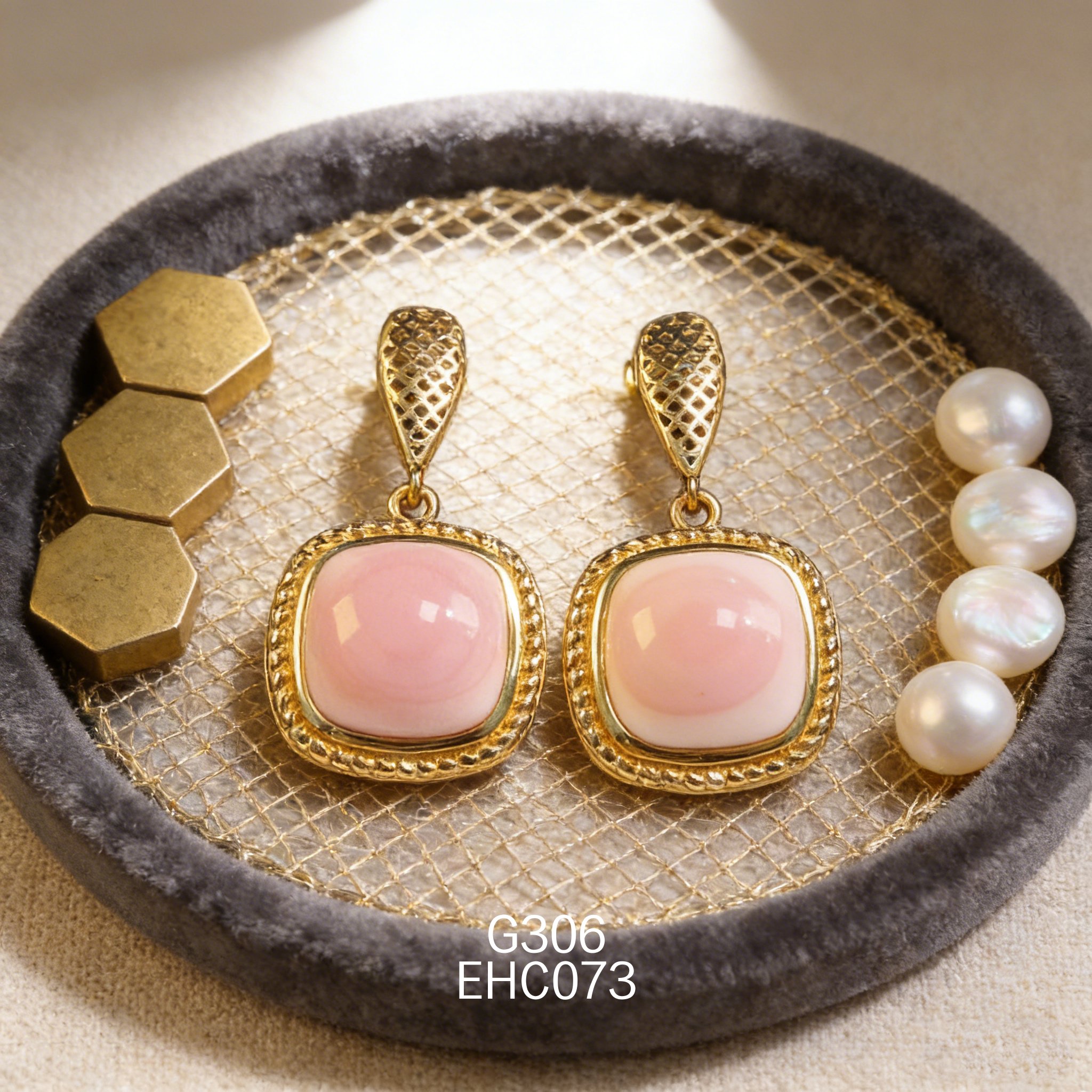 電鍍黃金方形女皇貝耳環