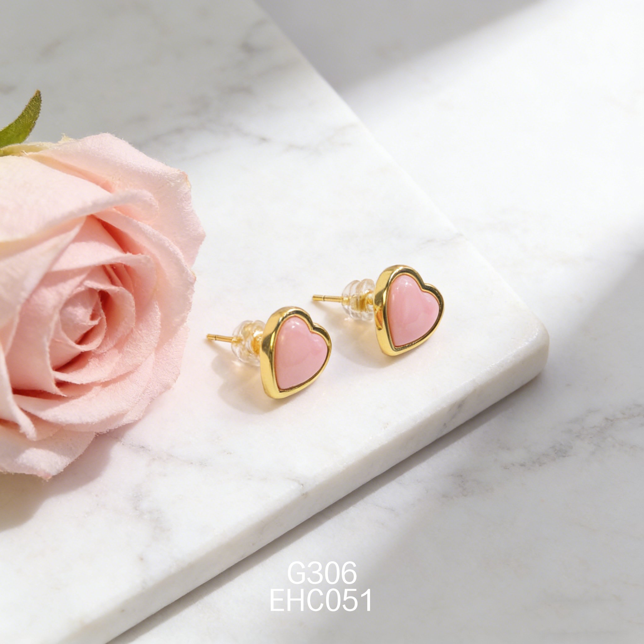 电镀黄金心形女皇贝耳环