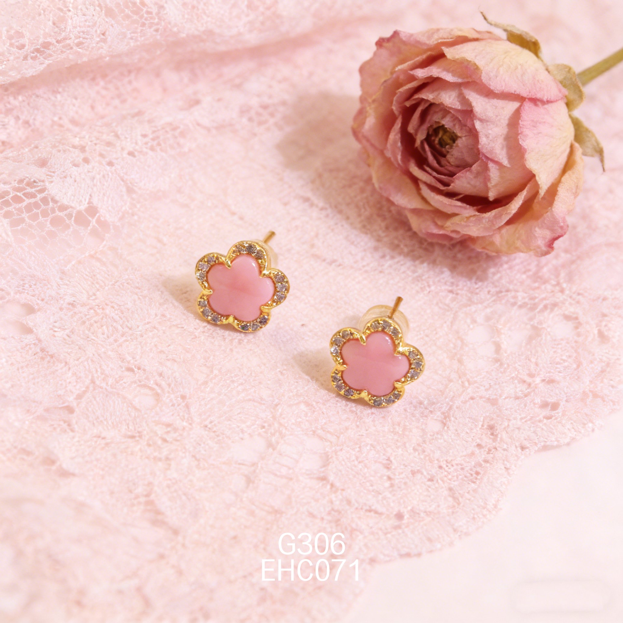 电镀黄金女皇贝耳环